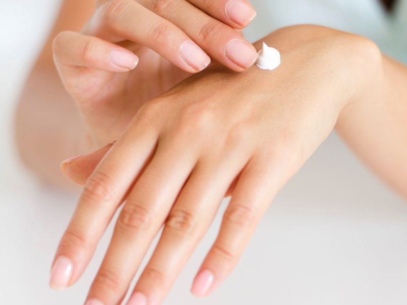 applying-body-body-lotion-286951.jpg